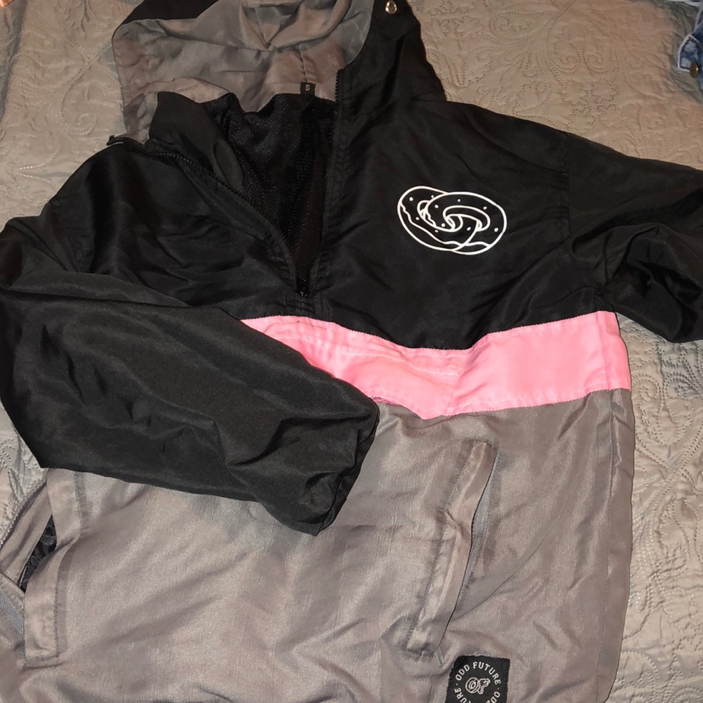 the cutest windbreaker!! fits like a medium